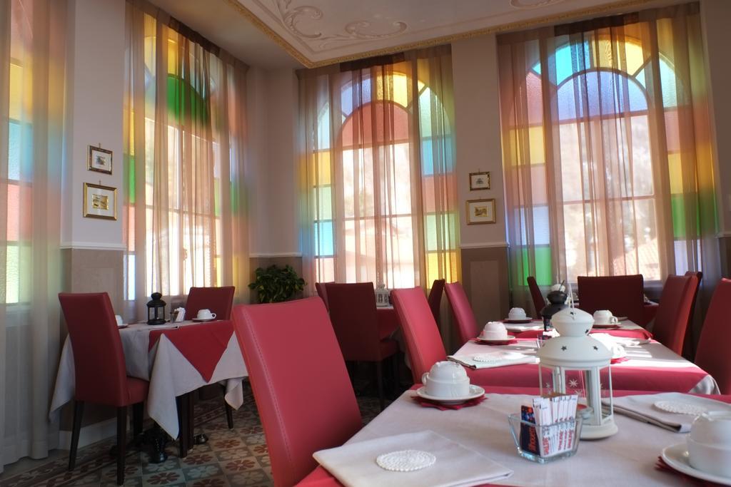 Michelangelo B&B Варенна Экстерьер фото