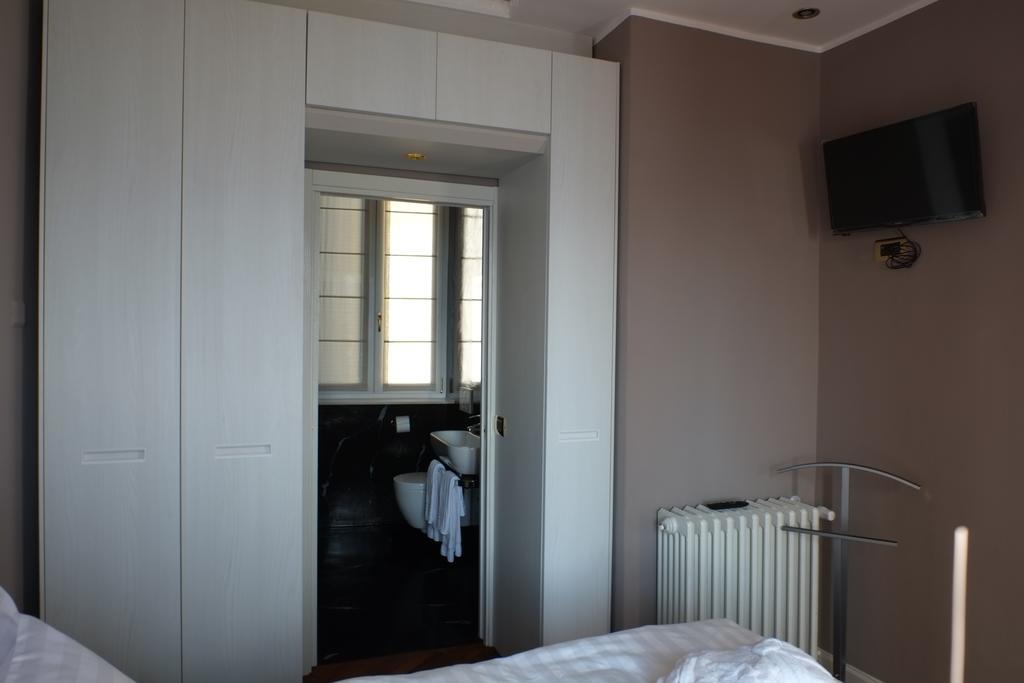 Michelangelo B&B Варенна Экстерьер фото