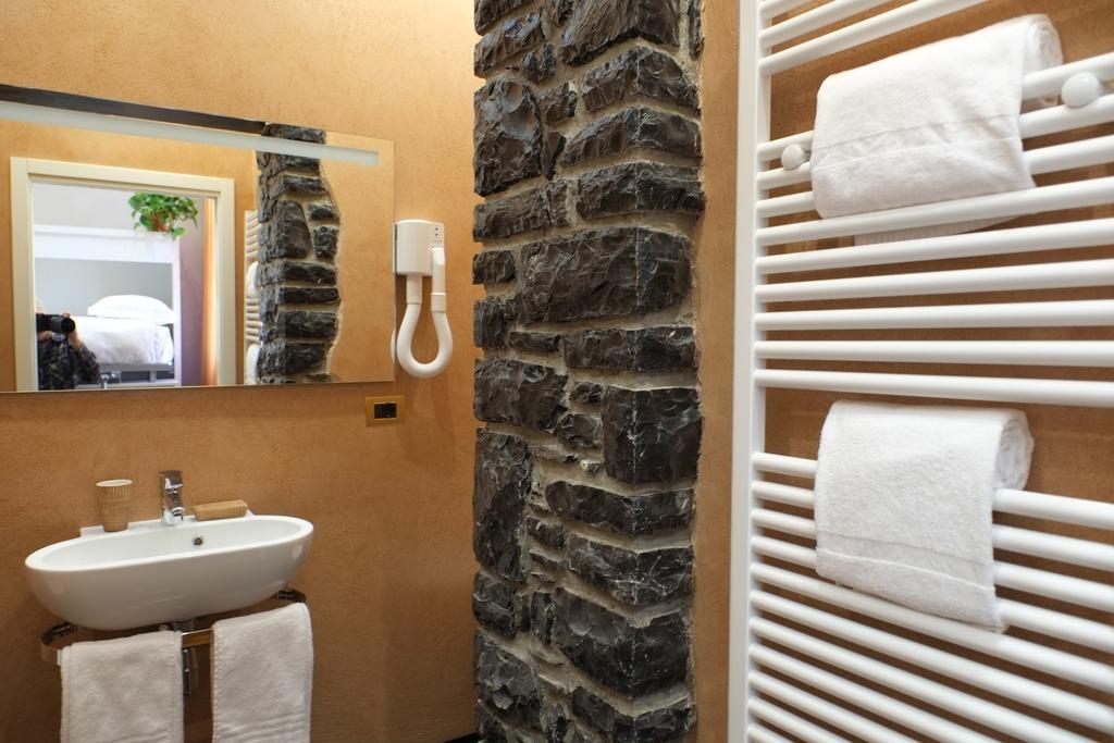 Michelangelo B&B Варенна Экстерьер фото