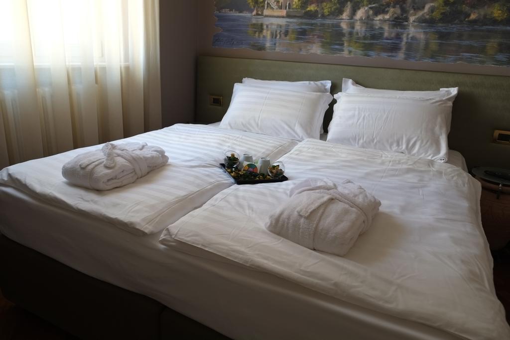 Michelangelo B&B Варенна Экстерьер фото